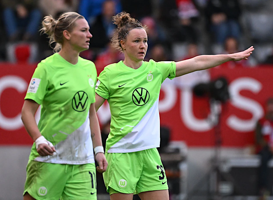 ARCHIV - Wolfsburgs Alexandra Popp (r) und Marina Hegering am Spielfeld.  