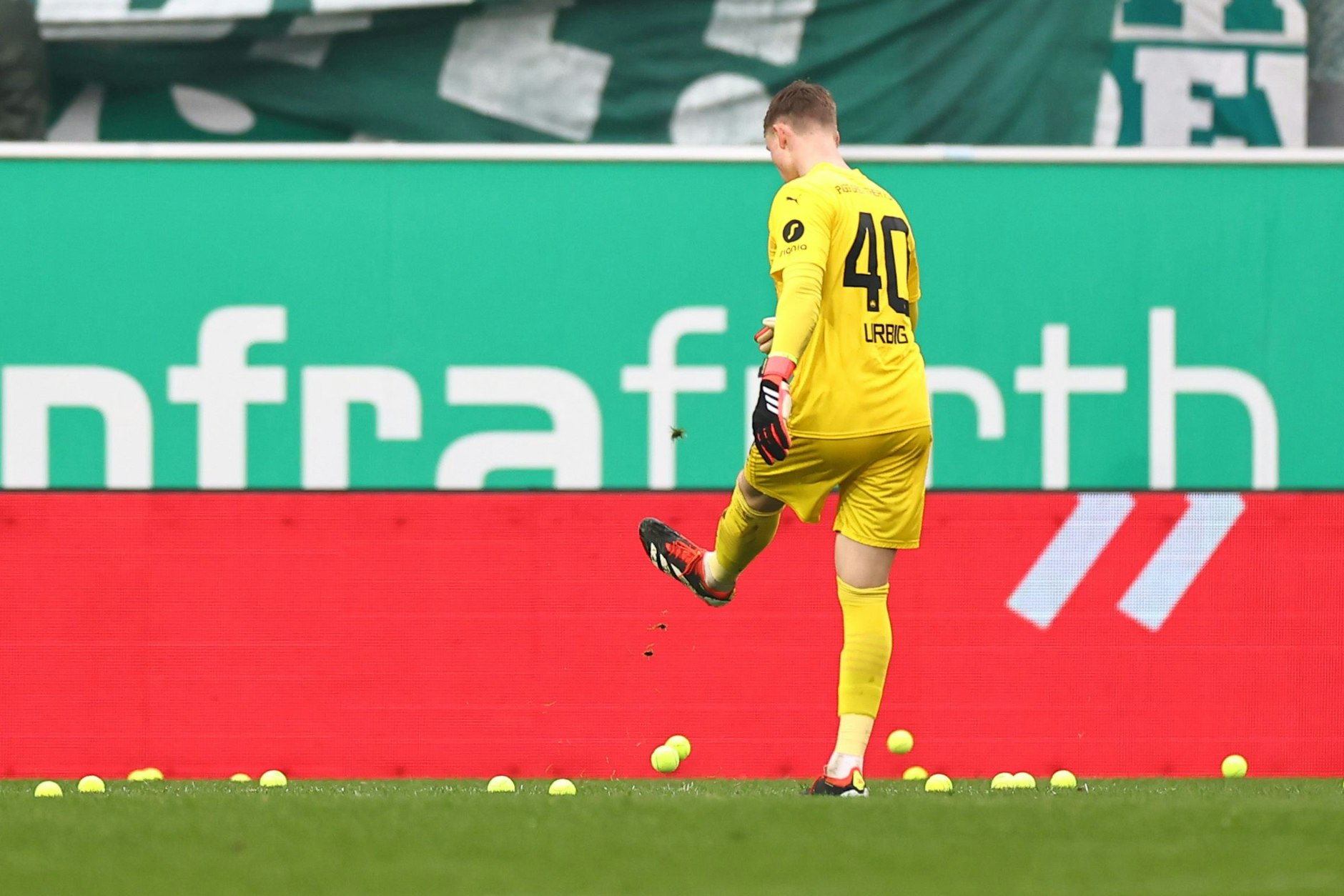 Beim Hertha-Spiel in Fürth regnete es Tennisbälle, der Fürther Keeper Jonas Urbig kickte sie weg.