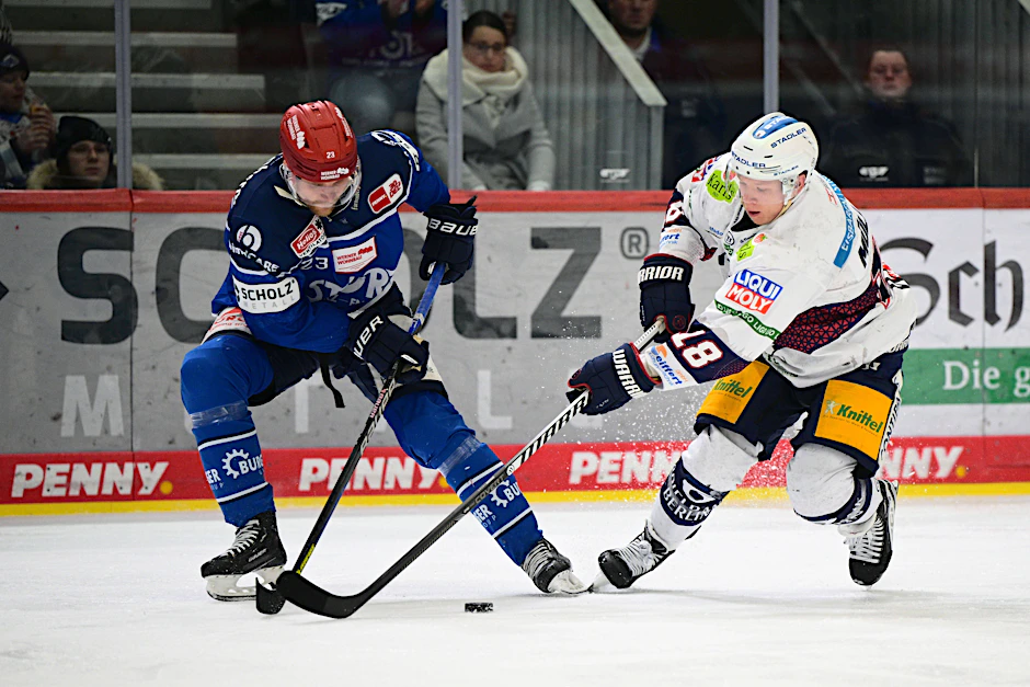 Jonas Müller (r.) und die Eisbären Berlin kassierten in Schwenningen die erste Niederlage nach zuvor drei Siegen in Folge.