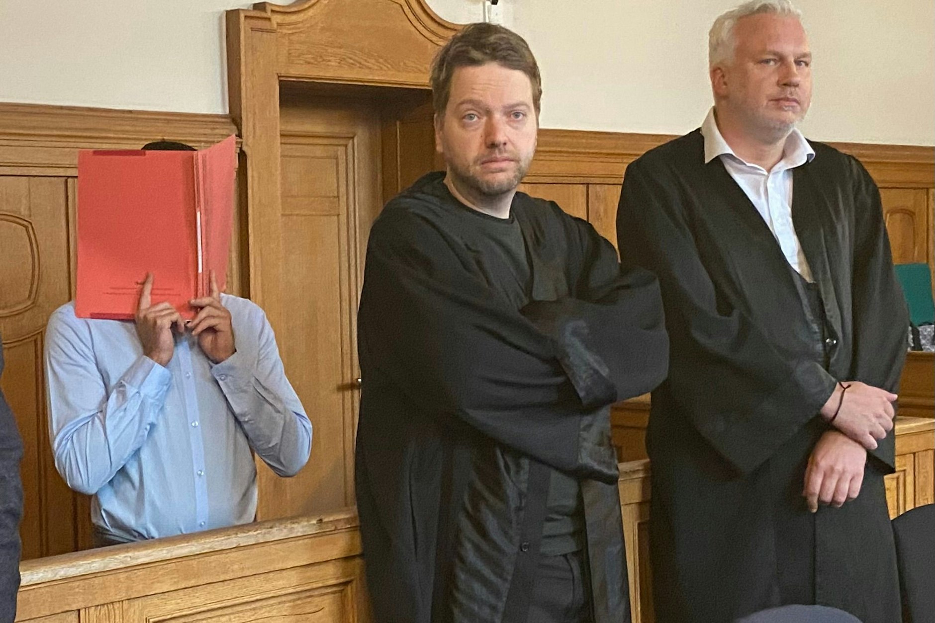 Der Raser Moca B. (30, l.) wird vor Gericht von zwei Anwälten vertreten.