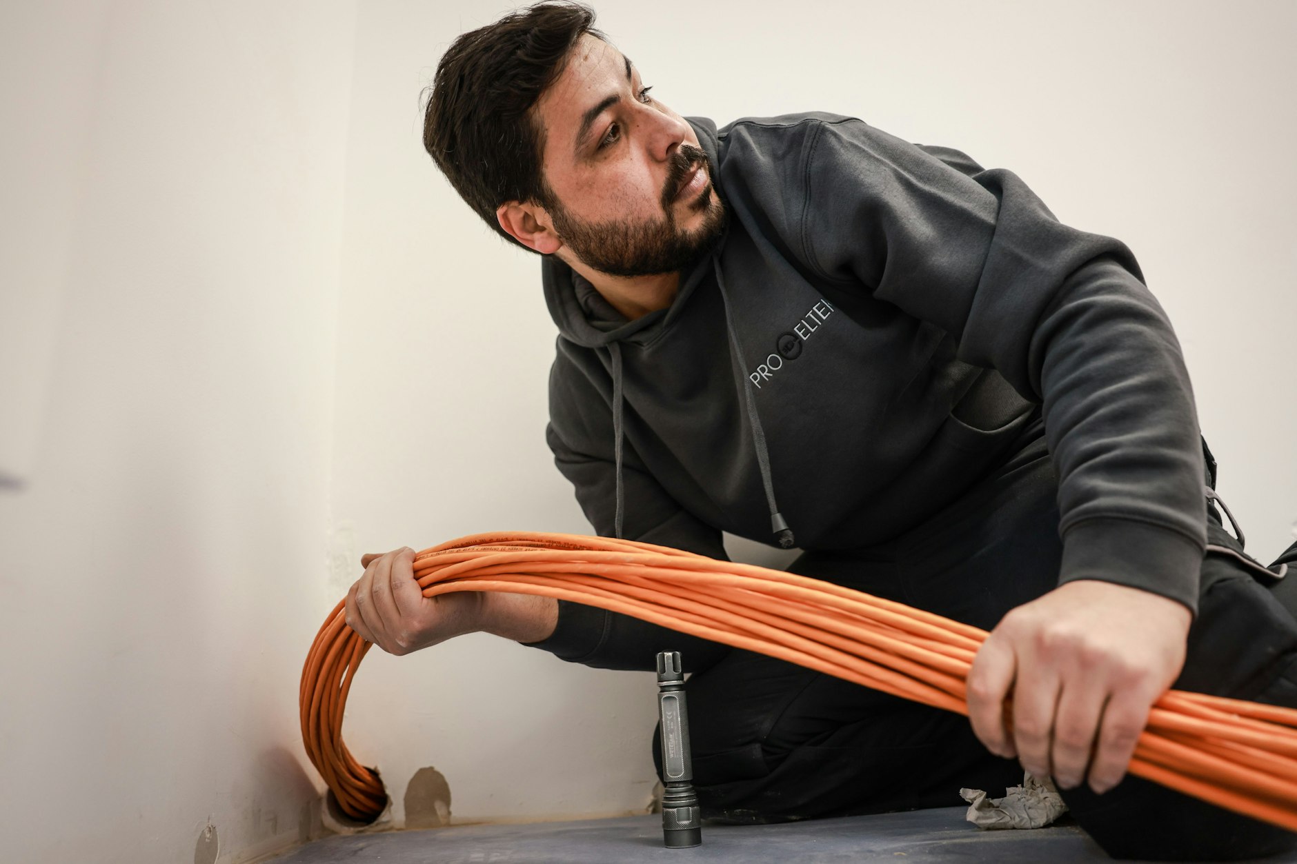 Yousef Aljassem arbeitet inzwischen in einem Elektrobetrieb.