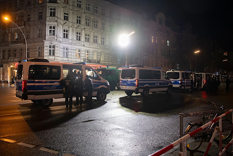 Einsatzkräfte der Polizei stehen auf der Sonnenallee in Berlin-Neukölln.&nbsp;