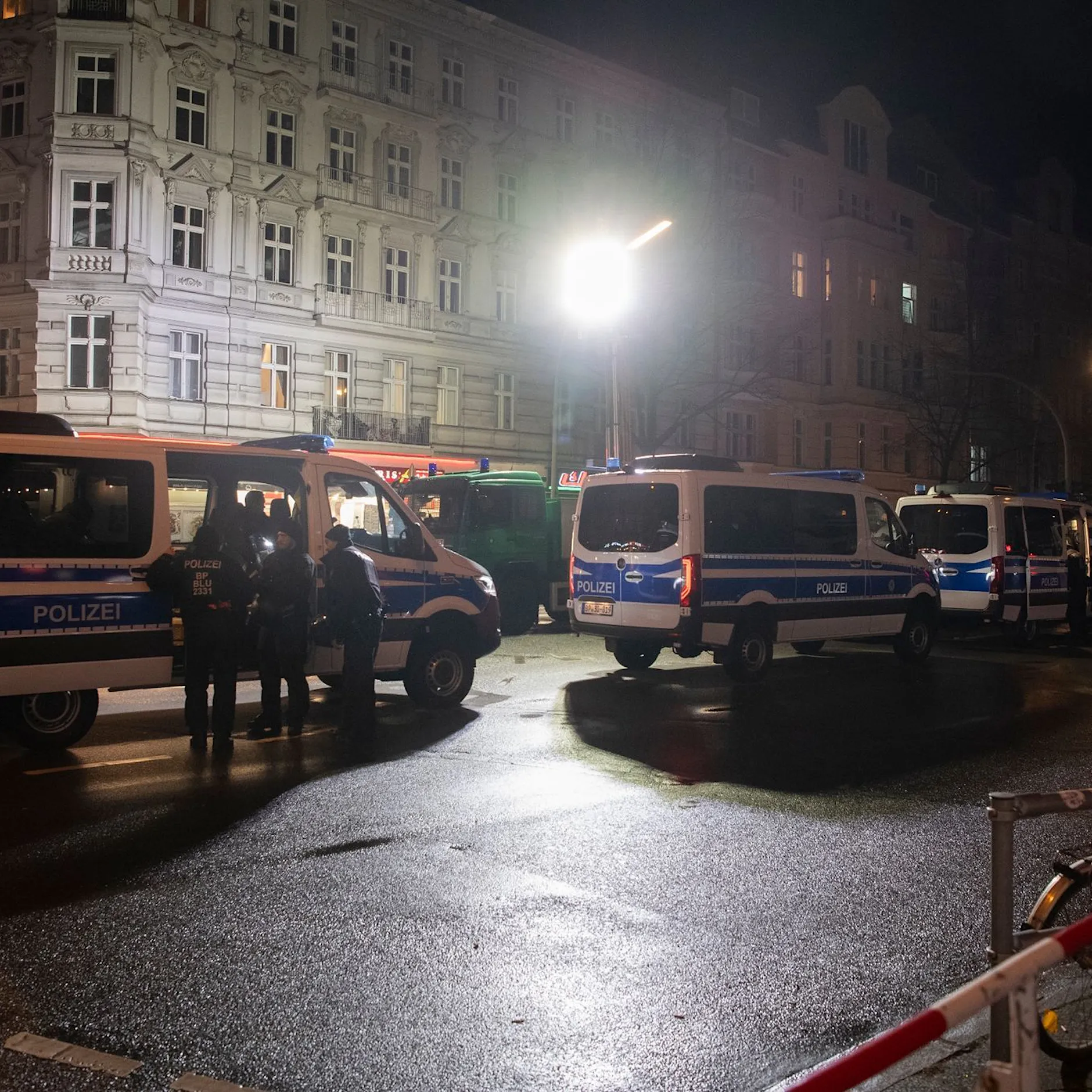 Neukölln: Polizisten bei Pro-Palästina-Demo attackiert