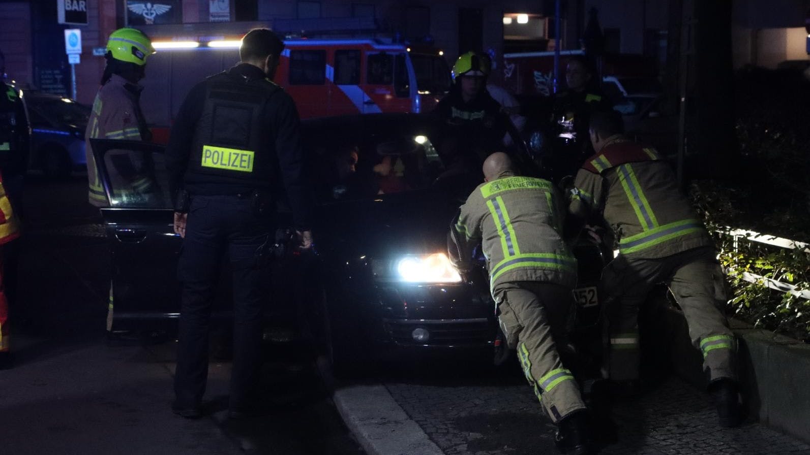 Bei einem Unfall in Kreuzberg krachte ein Audi in die Umrandung eines Denkmals.