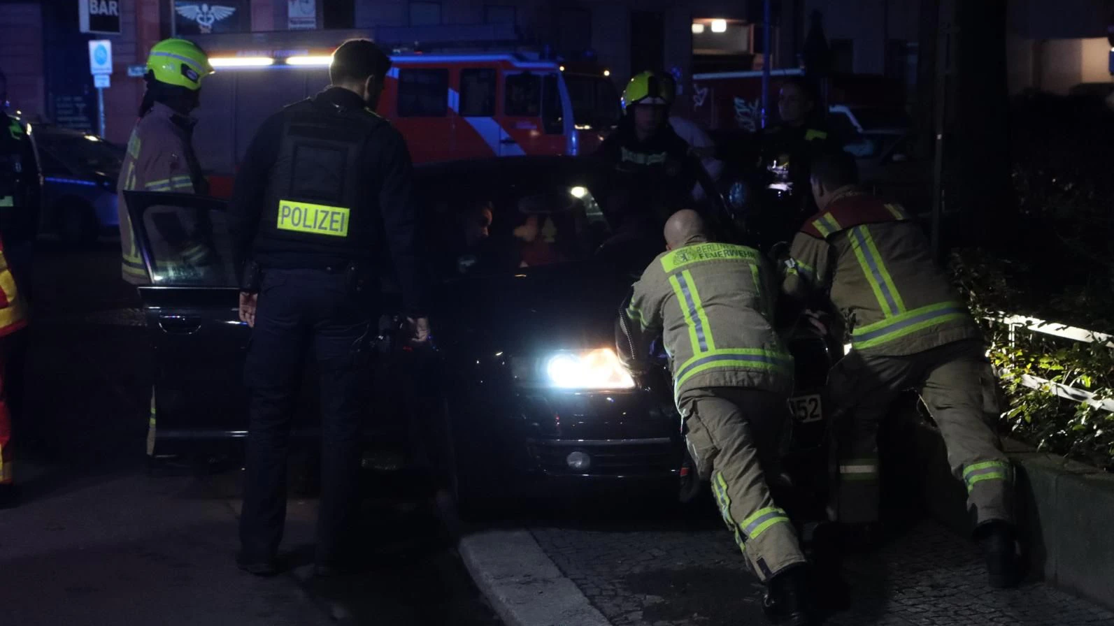 Bei einem Unfall in Kreuzberg krachte ein Audi in die Umrandung eines Denkmals.