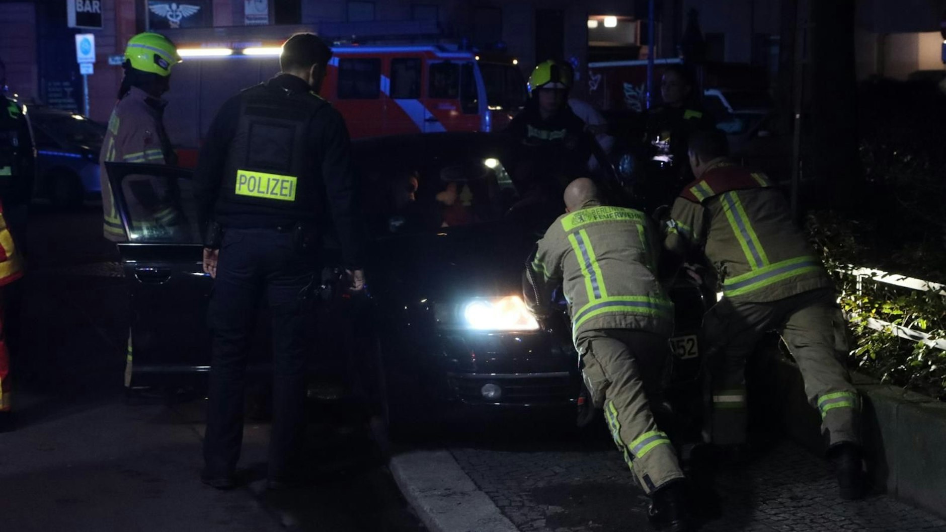 Bei einem Unfall in Kreuzberg krachte ein Audi in die Umrandung eines Denkmals.