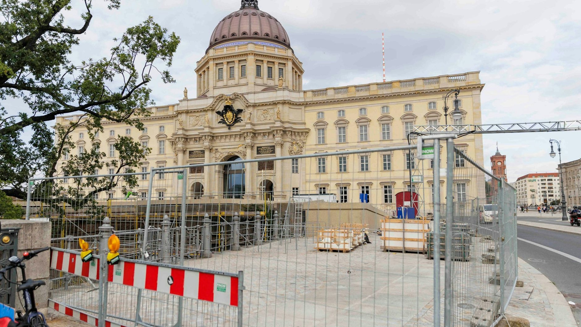 Herbst 2023: Zäune umgeben das Gelände der Baustelle für des zukünftige Freiheits- und Einheitsdenkmals am Humboldt-Forum.&nbsp;