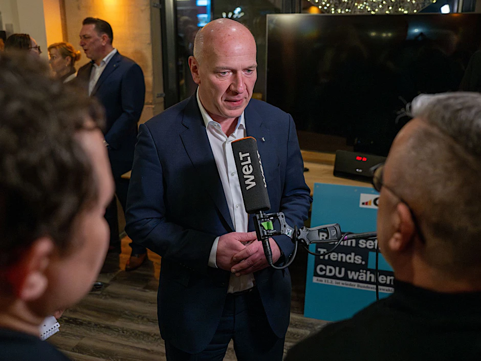 Kai Wegner (CDU), Regierender Bürgermeister von Berlin, spricht mit Journalisten bei der Wahlparty seiner Partei im Kochwerk.  