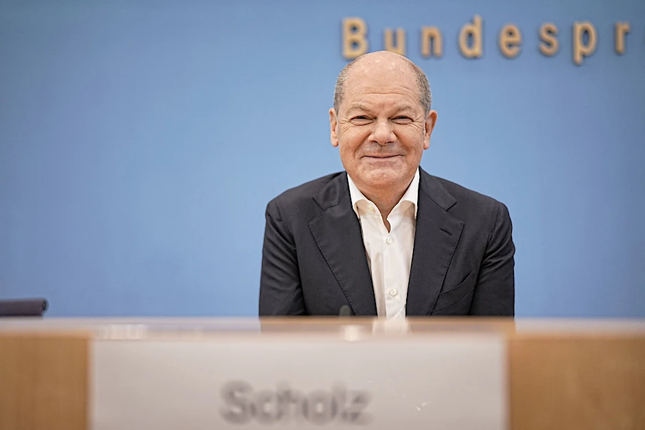 Original oder Fälschung? Olaf Scholz grinst.