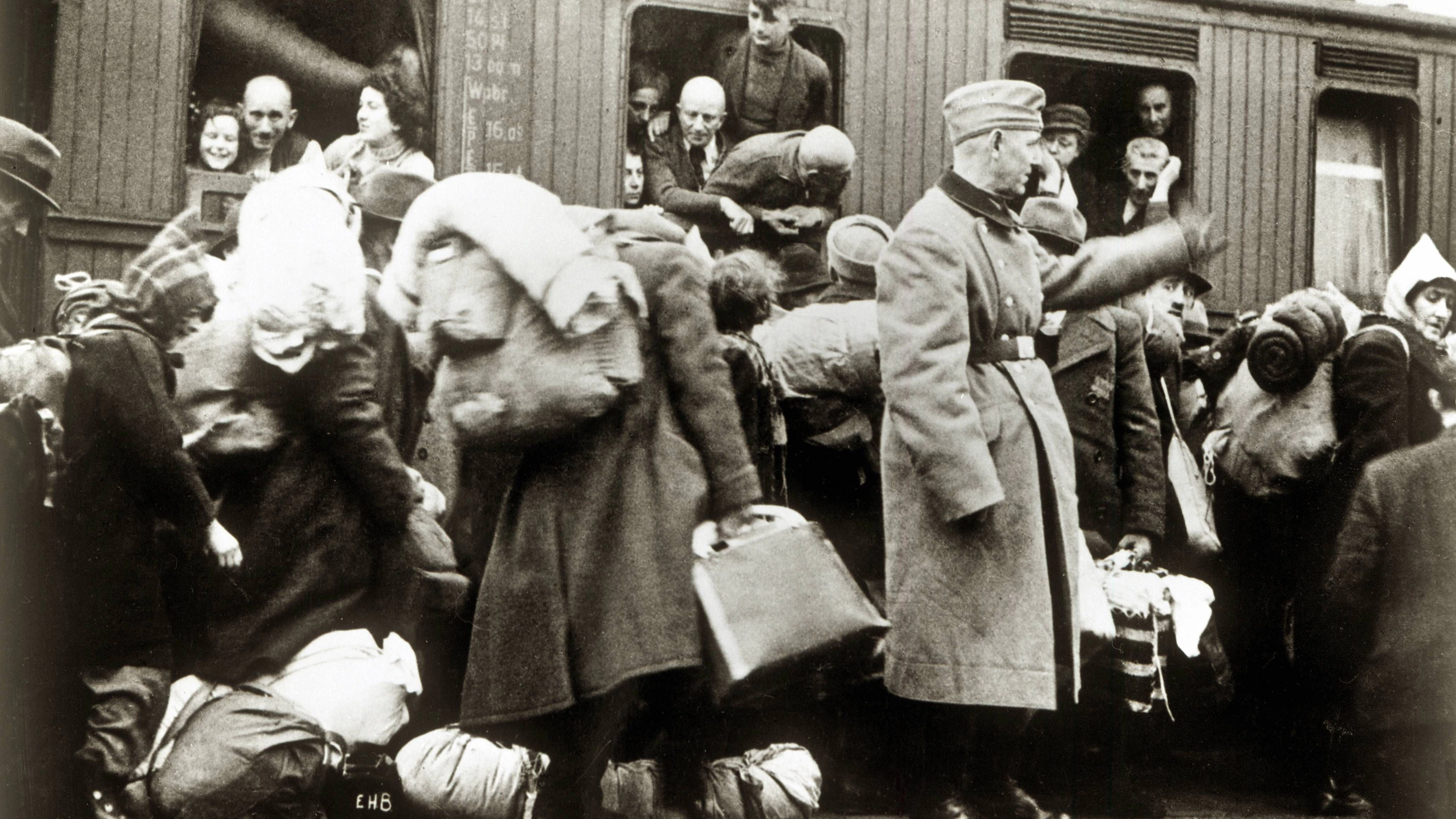 Deportation deutscher Juden im Dezember 1941: Zuvor mussten sie ihr Hab und Gut den Nazi-Behörden überlassen.