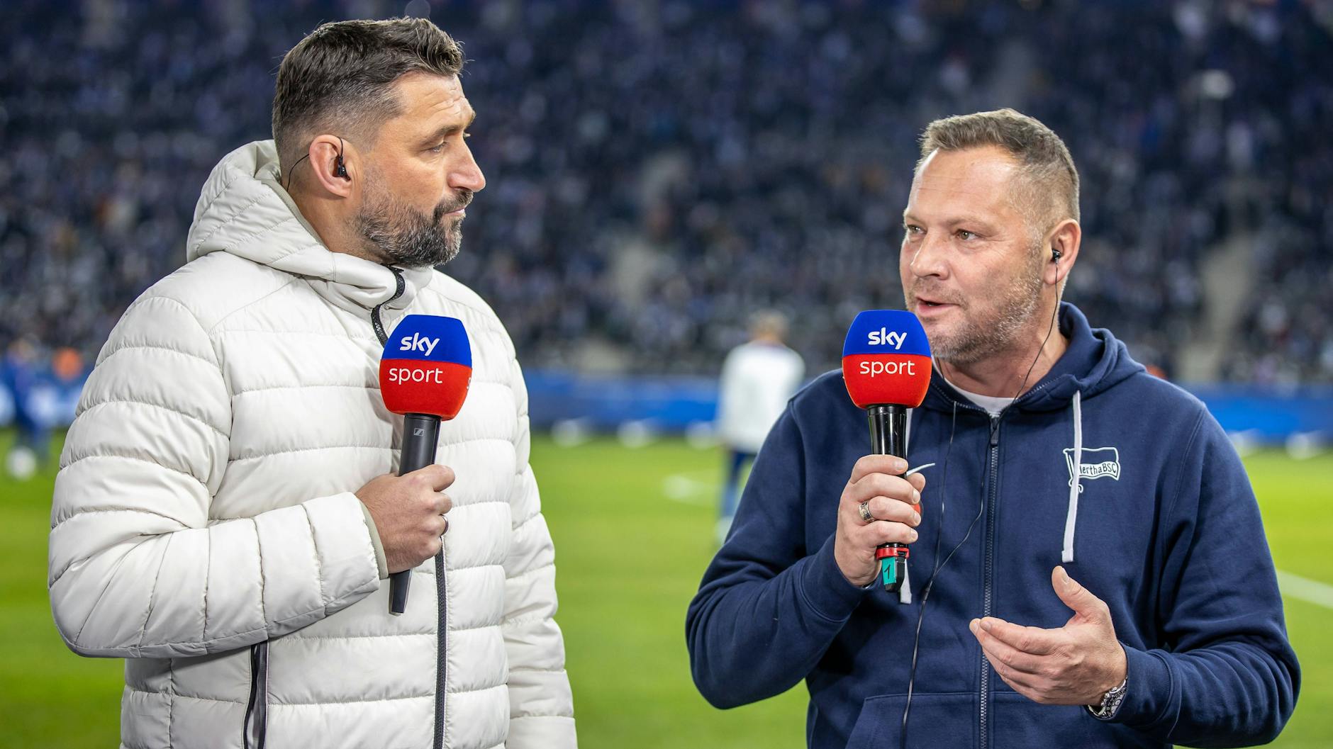 TV-Experte Torsten Mattuschka und Hertha-Trainer Pal Dardai im Mikrofon-Duell.