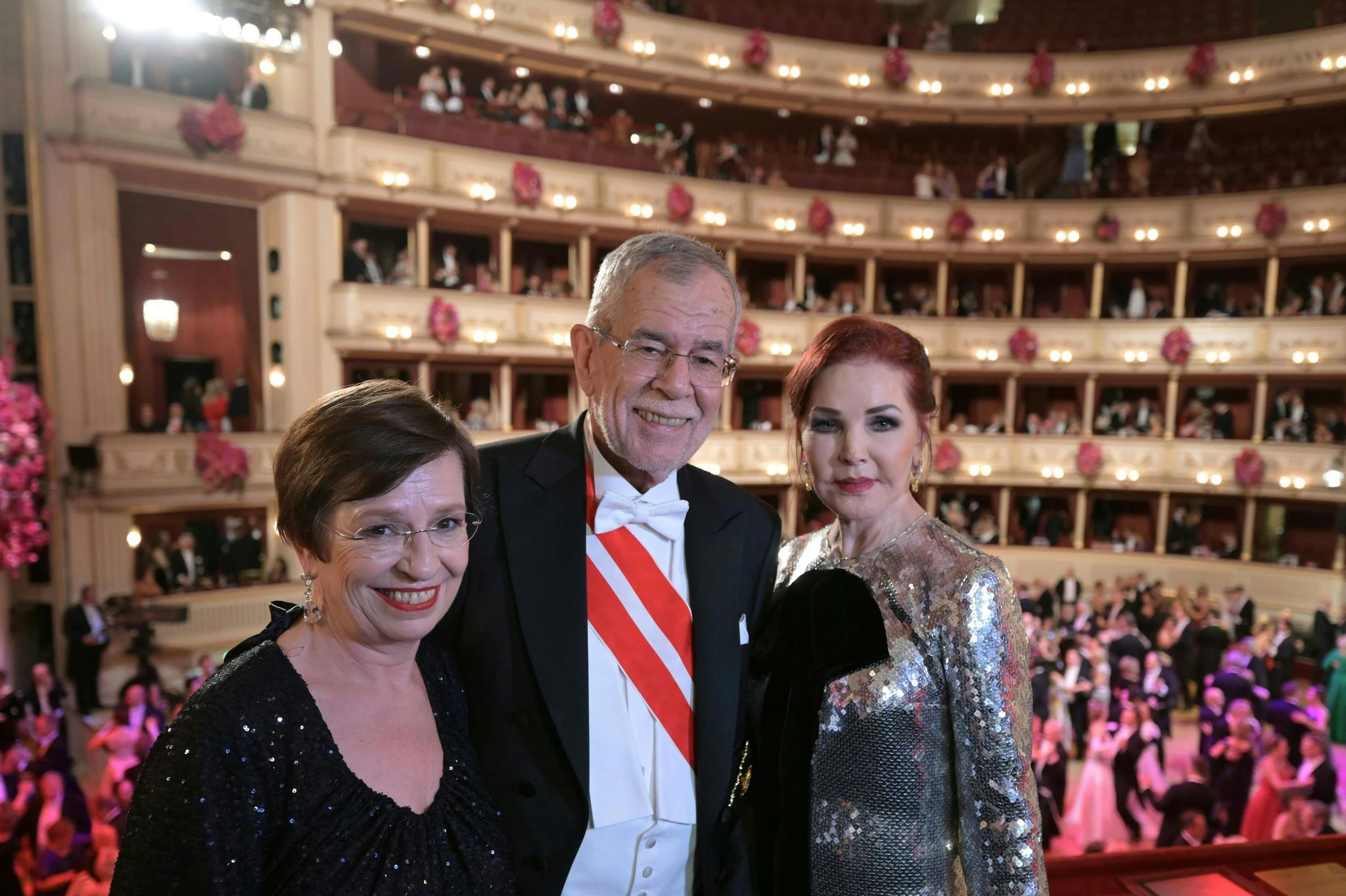 Österreichs Bundespräsident Alexander Van der Bellen und seine Frau Doris Schmidauer (l) posieren mit Priscilla Presley für Fotos.  
