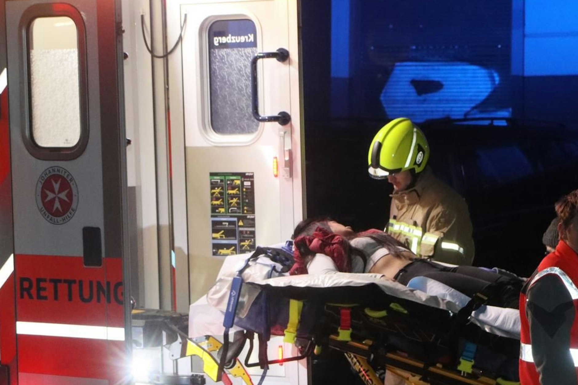 Eine Frau wurde nach einem Unfall in Kreuzberg immer wieder bewusstlos.