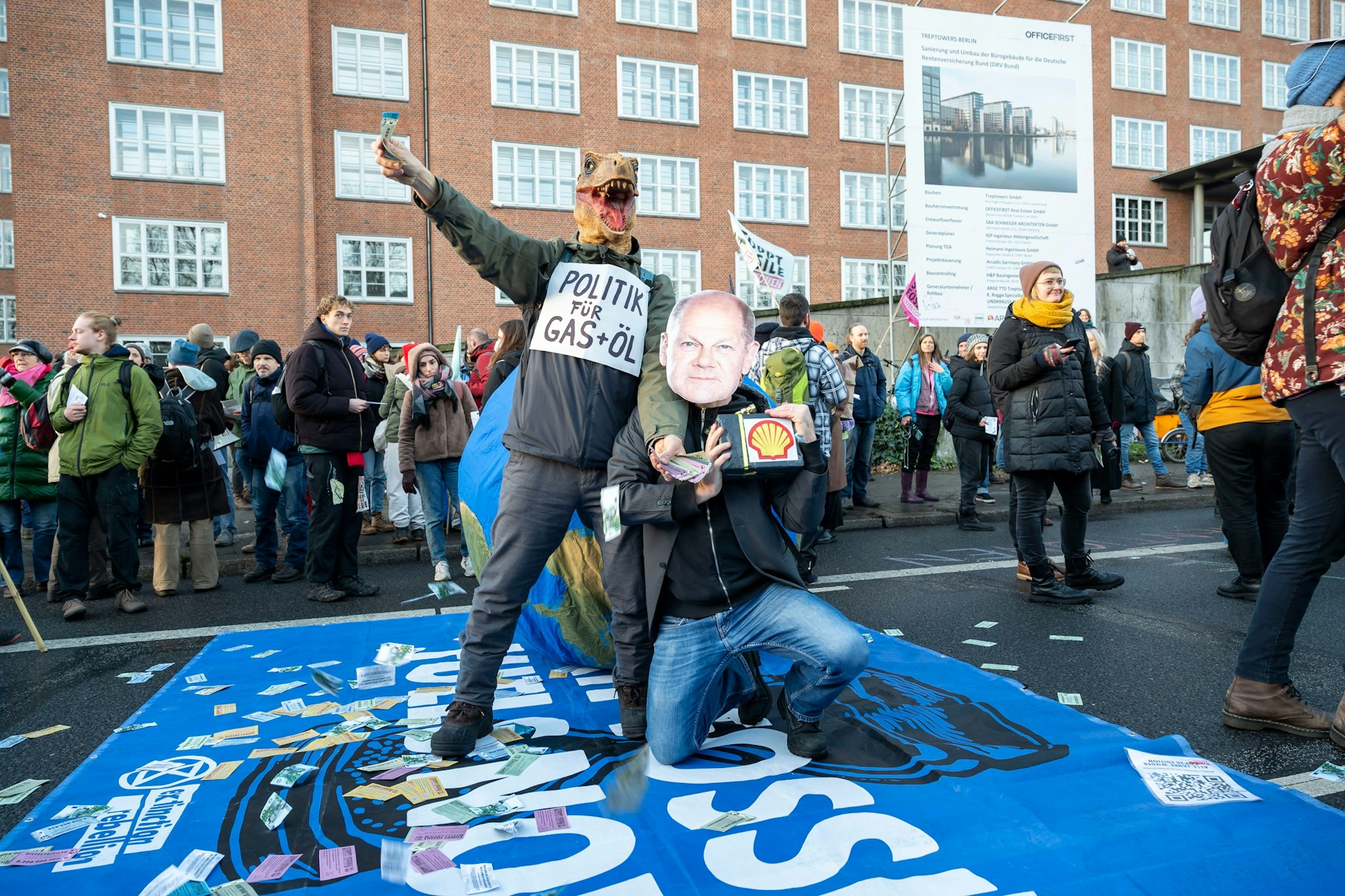 Demonstranten auf der Elsenbrücke am 9. Dezember 2023.
