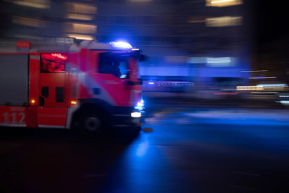 Die Feuerwehr unterwegs zu einem Einsatz. In Friedrichshain wurde ein toter Mensch in einer Brandwohnung gefunden.