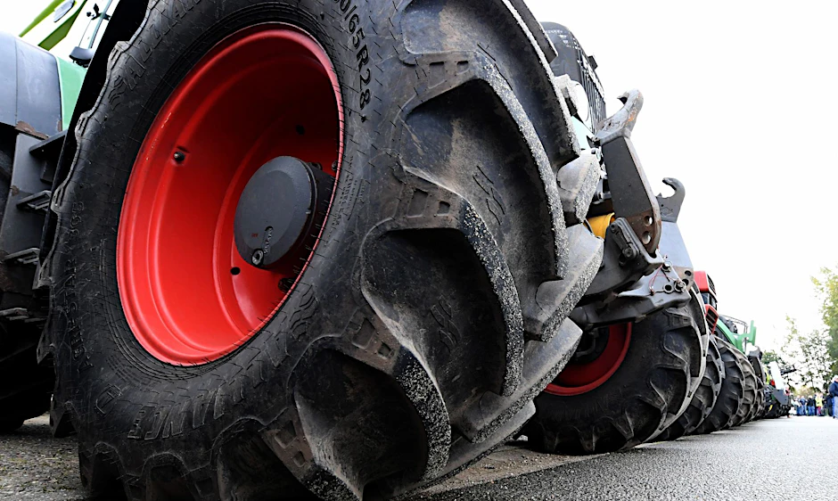 ILLUSTRATION - Traktoren von demonstrierenden Landwirten stehen am Treffpunkt einer Sternfahrt.  