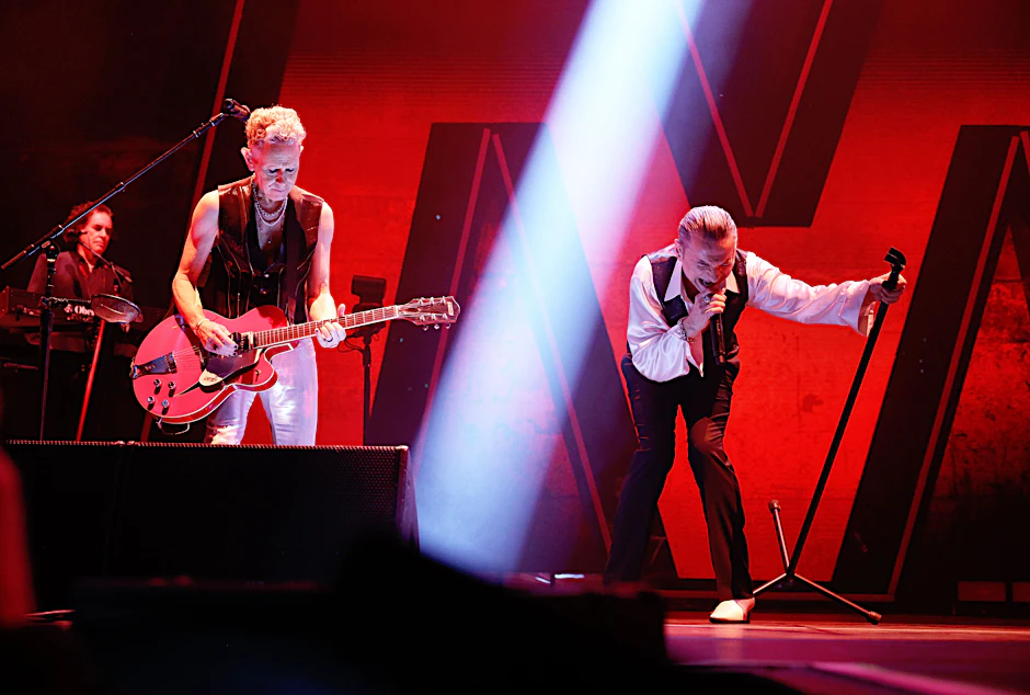 Martin Gore (M.) und Dave Gahan (r.) beim Depeche-Mode-Konzert in Berlin am 13. Februar