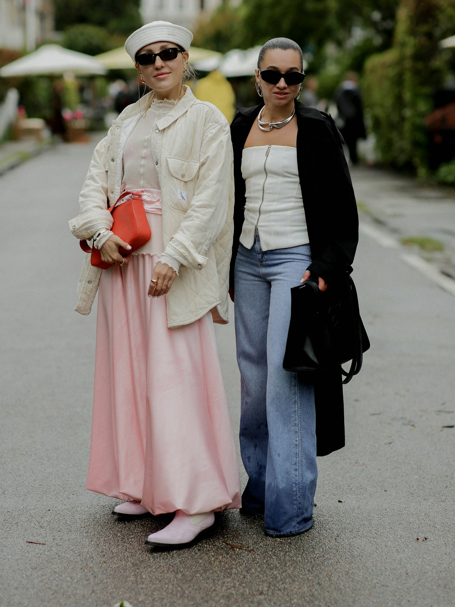 Der Saugeffekt der Puddle-Jeans: Bei der Dame rechts sehen wir ganz deutlich den Selfmade-Pfützensaum.