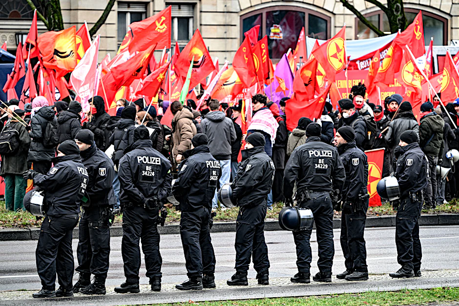 Bei der Versammlung kam es zu Ausschreitungen gegen Polizisten.