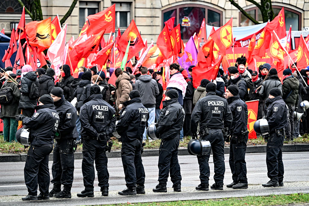 Berliner Polizist bei linker Demo mit Metallstange geschlagen – Anklage