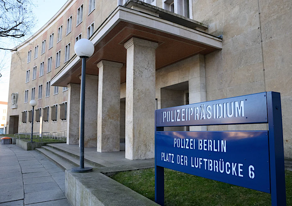 ARCHIV - Der Eingang vom Polizeipräsidium am Platz der Luftbrücke in Tempelhof.  