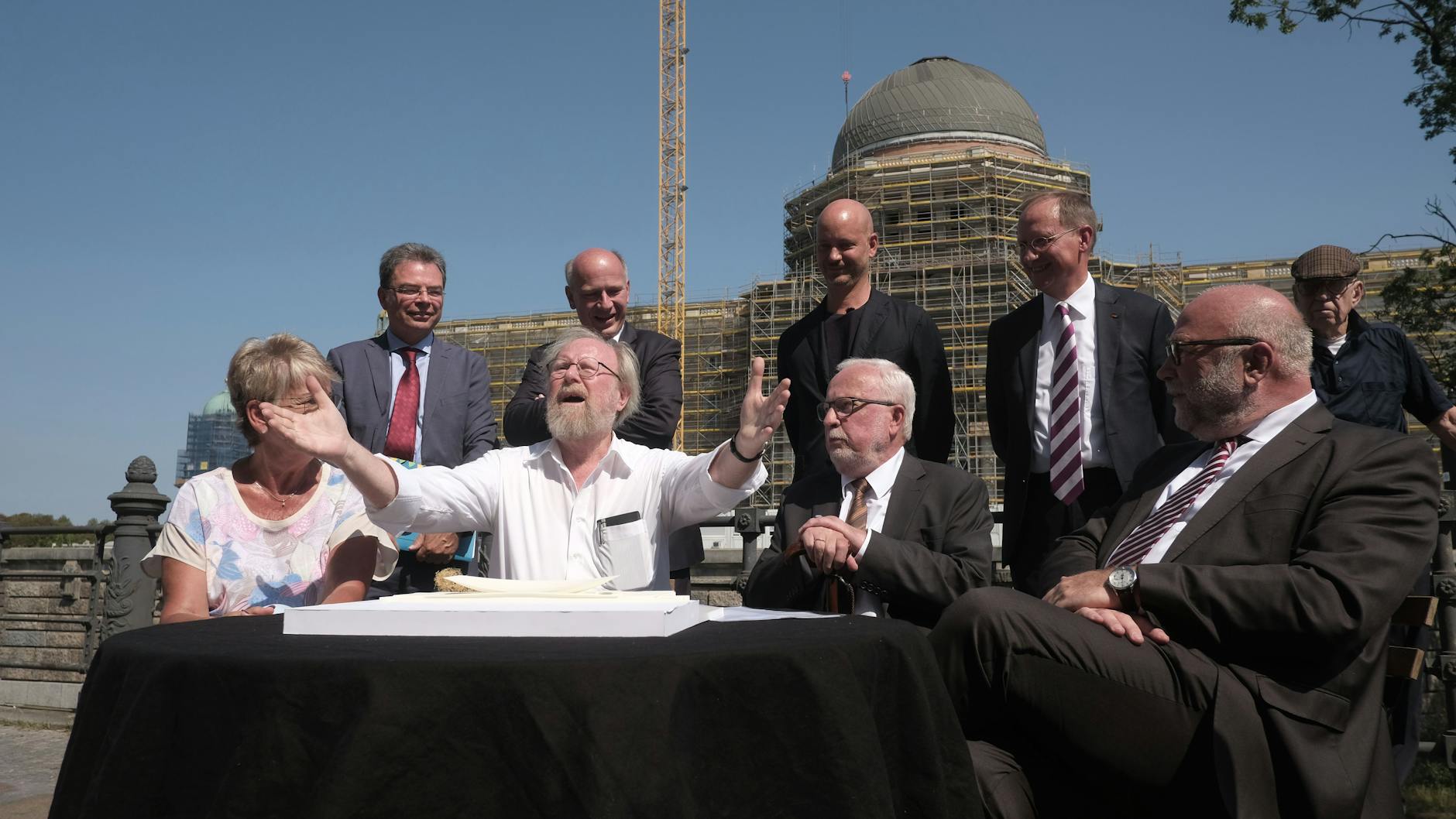 2018 werben Sabine Bergmann-Pohl (letzte Präsidentin der DDR-Volkskammer), Lothar de Maizière, Wolfgang Thierse und Günther Nooke (v.l.) für den Bau der Einheitswippe.