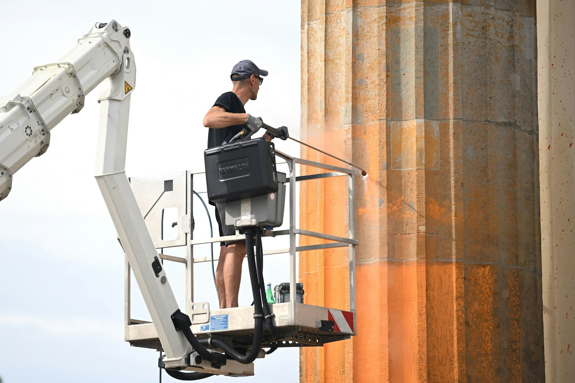 Reinigungsarbeiten nach dem Farbanschlag der Klimagruppe Letzte Generation auf das Brandenburger Tor.