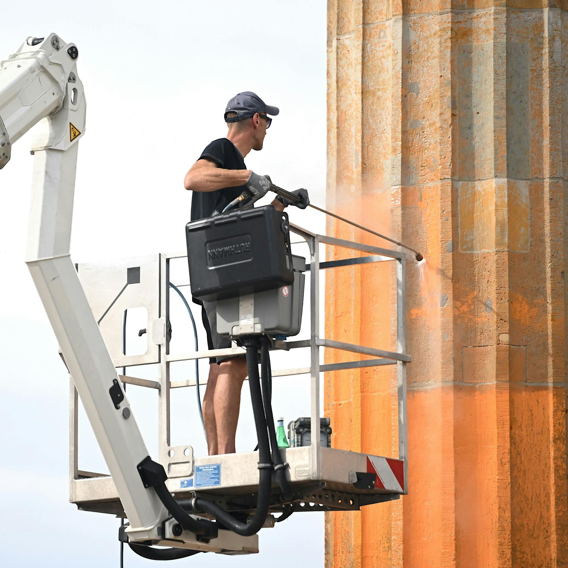 Berlin verklagt Klima-Kleber wegen Farbangriff auf Brandenburger Tor
