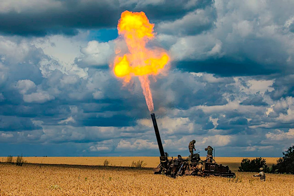 Russische Soldaten feuern eine S24-Mörsergranate auf ukrainische Stellungen ab.