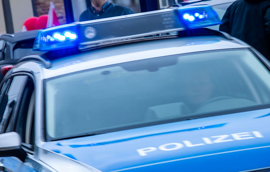 ARCHIV - Ein Streifenwagen der Polizei ist mit Blaulicht im Einsatz.  