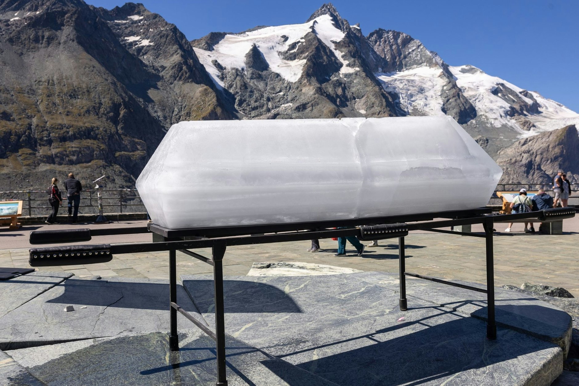 Mit einem Sarg aus schmelzendem Eis macht ein Klimaschutzverein am Großglockner in Österreich auf den verheerenden Gletscherschwund aufmerksam.