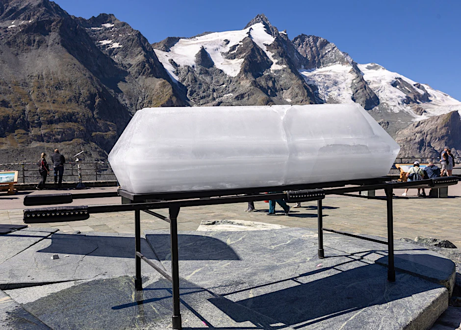 Mit einem Sarg aus schmelzendem Eis macht ein Klimaschutzverein am Großglockner in Österreich auf den verheerenden Gletscherschwund aufmerksam.