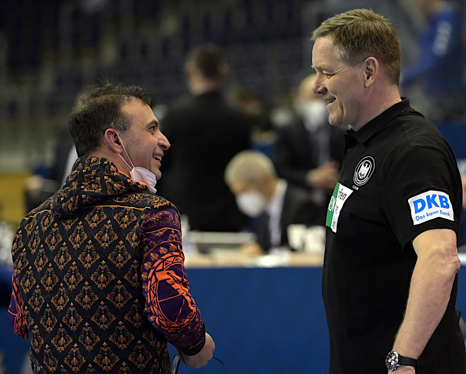 ARCHIV - Bob Hanning (l) und und Handball-Bundestrainer Alfred Gislason sind bei der EM-Bewertung nicht einer Meinung.  a