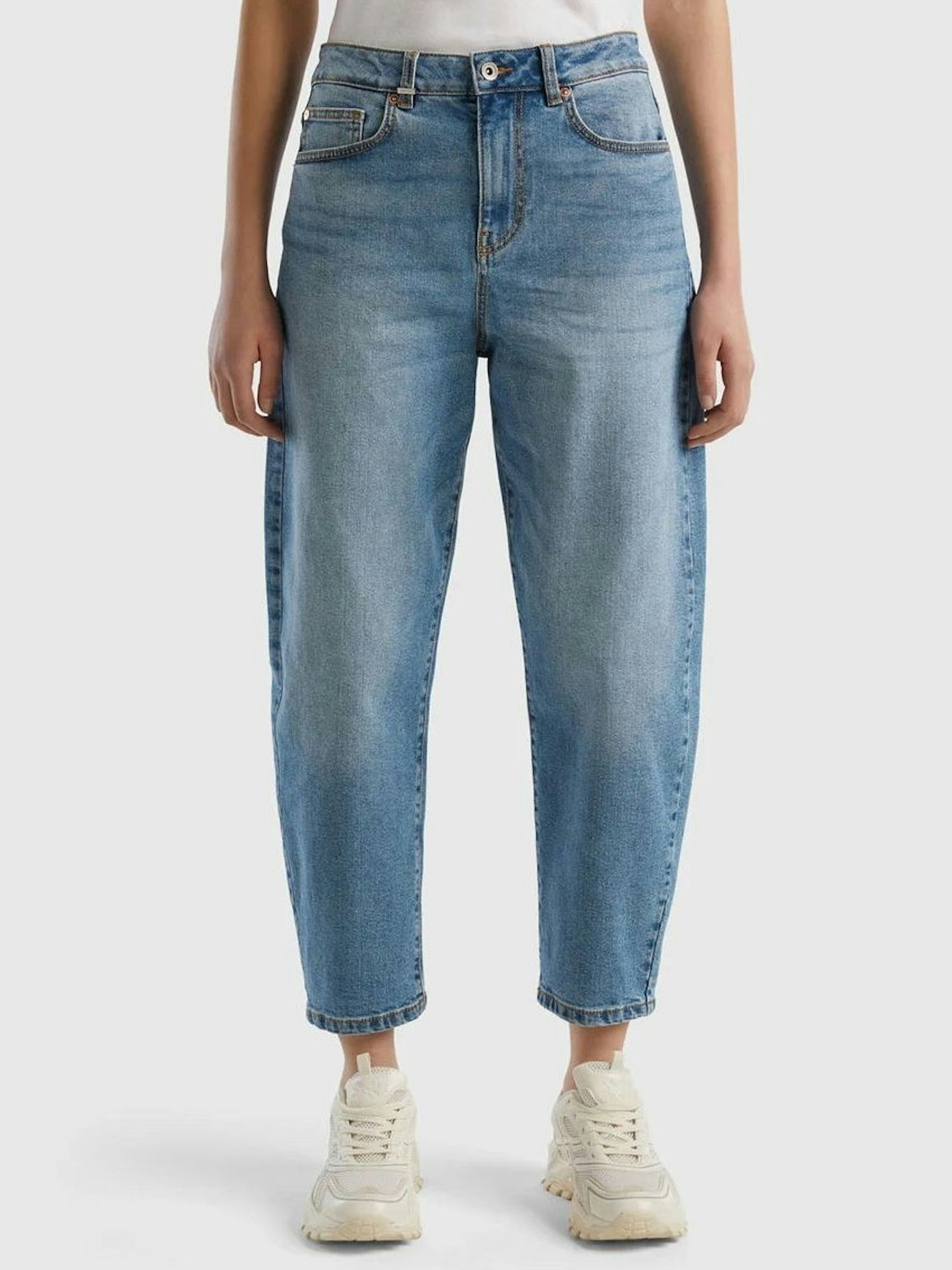 Etwas weiter kommt die Jeans gerne auch in 7/8-Länge daher, was sie sportlicher erscheinen lässt, jedoch auch die Beine verkürzt. Diese Benetton-Jeans in angesagter hellblauer Waschung kostet um die 60 Euro.<br><br>Generell gibt es diese Jeans derzeit in unzähligen Varianten, von günstig bis teuer. Sie schmeichelt vor allem weiblichen Rundungen, wirkt modern und ist dennoch nicht zu baggy.