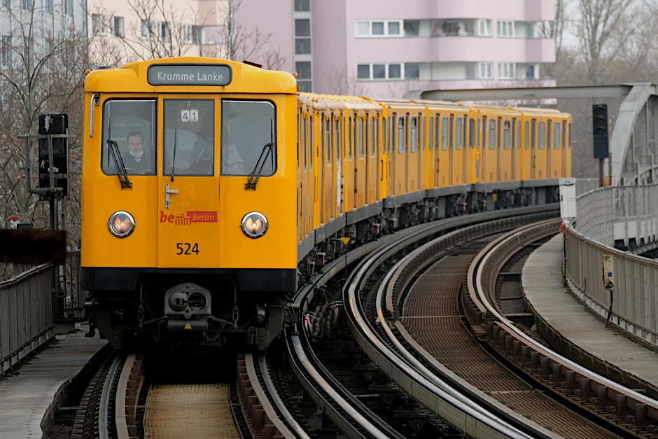 Ein Zug der U3 ist auf dem Weg zur Krummen Lanke. Jetzt soll die Strecke um 800 Meter zum Mexikoplatz verlängert werden.