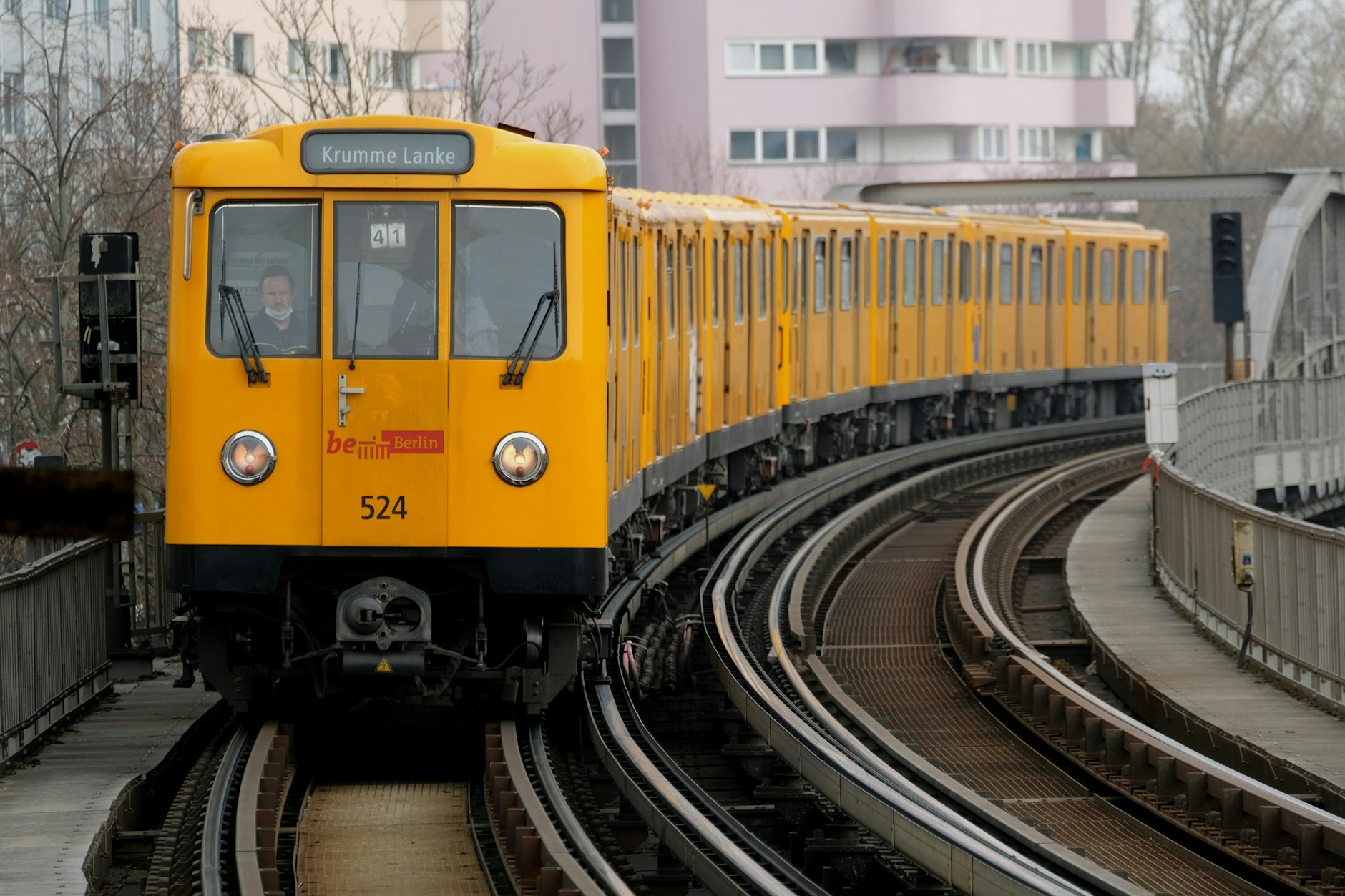 Ein Zug der U3 ist auf dem Weg zur Krummen Lanke. Jetzt soll die Strecke um 800 Meter zum Mexikoplatz verlängert werden.
