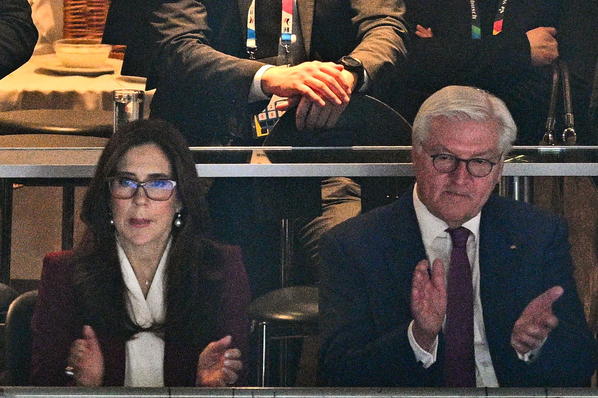 Bundespräsident Frank-Walter Steinmeier und Dänemarks Königin Mary verfolgen gemeinsam das Finale in Köln.  