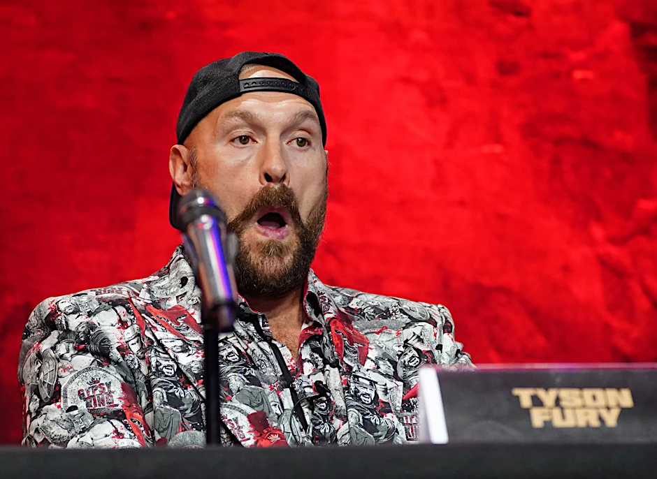 ARCHIV - Wegen einer Verletzung muss der Titelkampf von Weltmeister Tyson Fury gegen Alexander Usyk verschoben werden.  