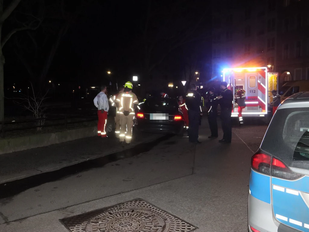 Kreuzberg: Frau kracht mit dem Auto in Feuerwehrbrunnen am Mariannenplatz