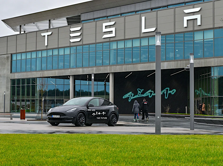 ARCHIV - Tesla musste die Produktion in Grünheide bei Berlin für mehrere Tage weitgehend stoppen.  