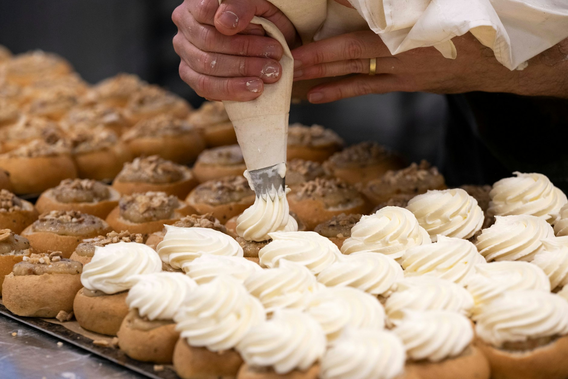 Knuffige leckere Semlor nach schwedischen Rezept müssen Sie unbedingt probieren.