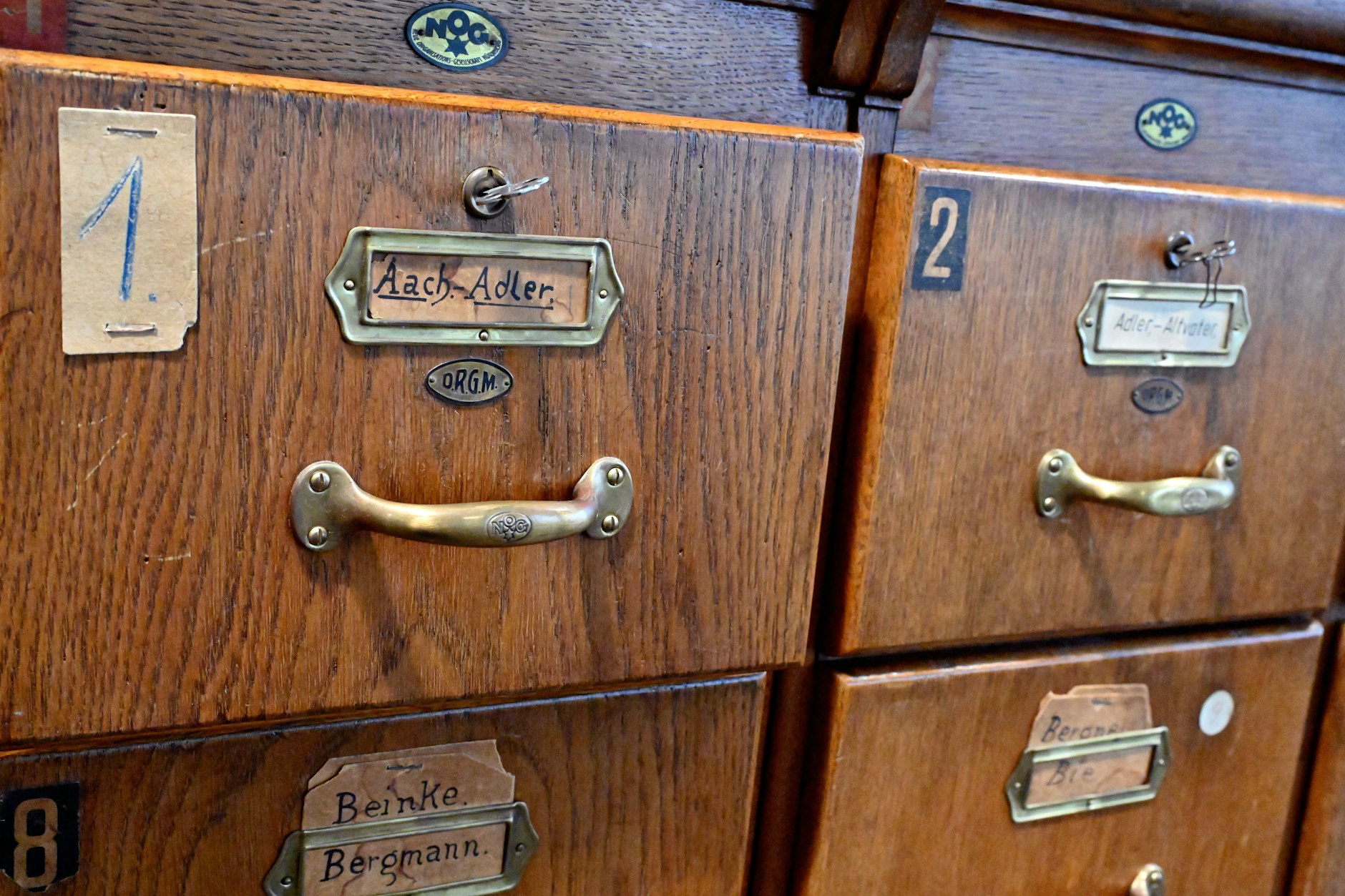 Historische Karteikartenschränke im Landesarchiv: Über 42.000 Akten wurden ausgewertet, die dokumentieren, wie die Nationalsozialisten sich am Hab und Gut ihrer Opfer bereicherten.