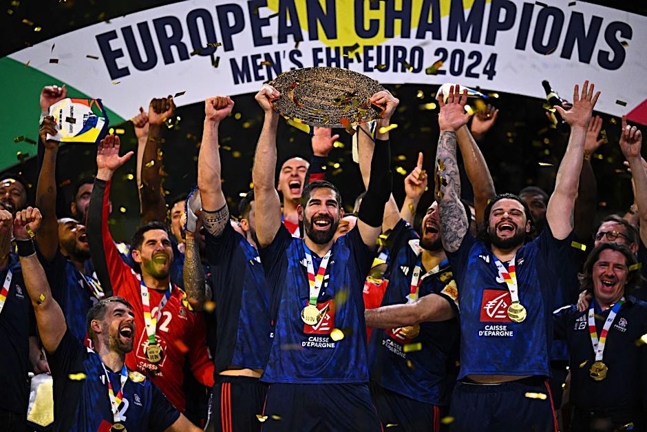 Frankreichs Star Nikola Karabatic (M) jubelt mit der EM-Trophäe.  
