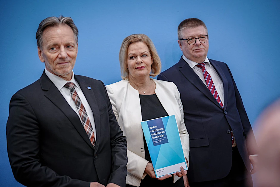 Gemeinsam mit dem Präsidenten des Bundeskriminalamtes Holger Münch (l) und Verfassungsschutzpräsident Thomas Haldenwang (r) stellte Nancy Faeser ihre aktualisierten Pläne zur Bekämpfung des Rechtsextremismus vor.  