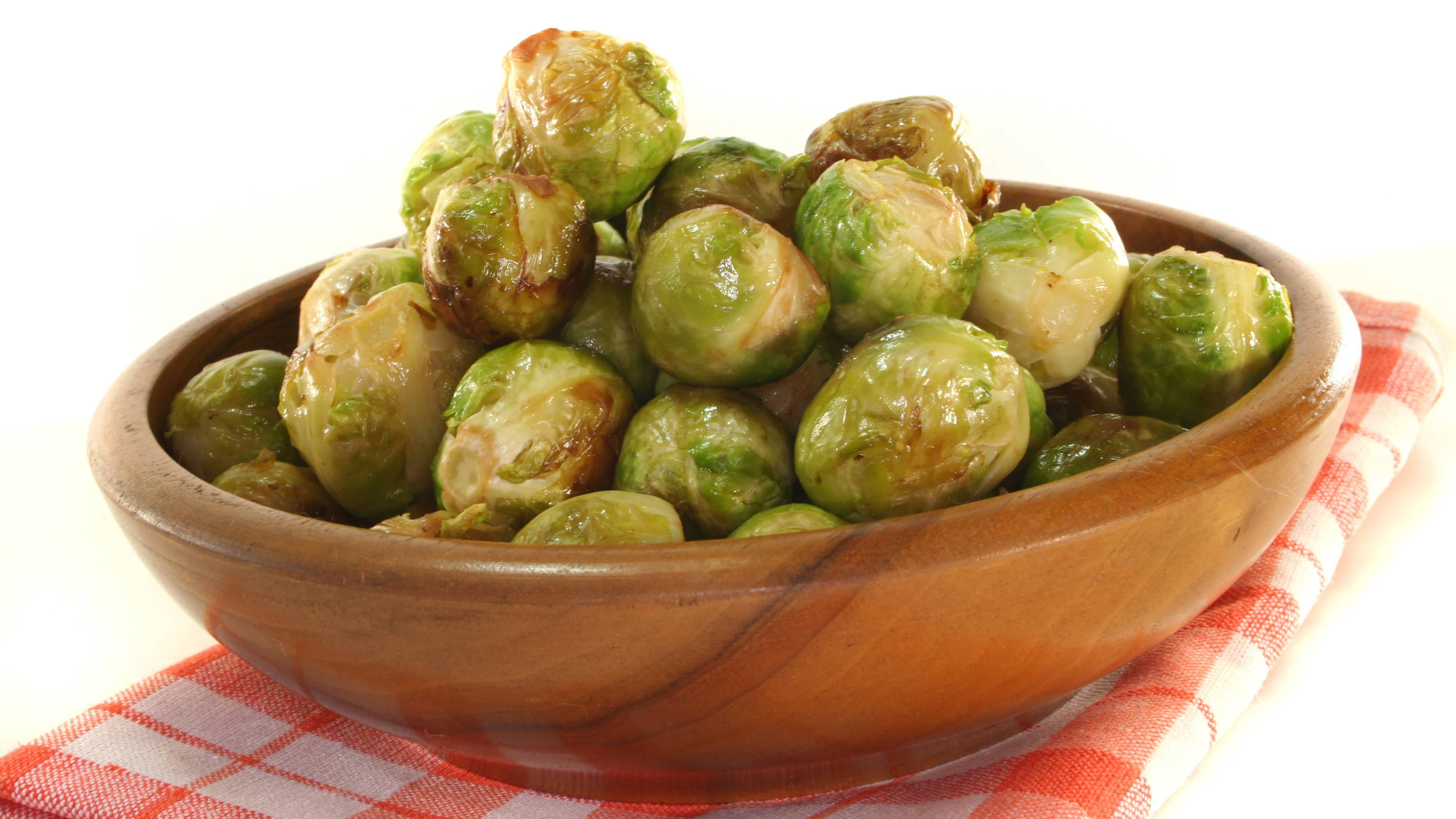Probieren Sie das Rezept für gebratenen Rosenkohl gleich mal aus.