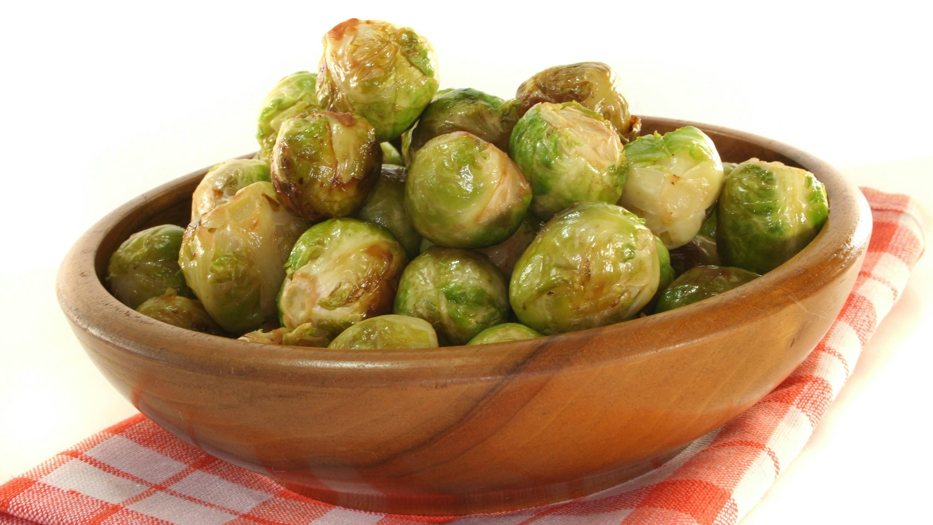 Probieren Sie das Rezept für gebratenen Rosenkohl gleich mal aus.