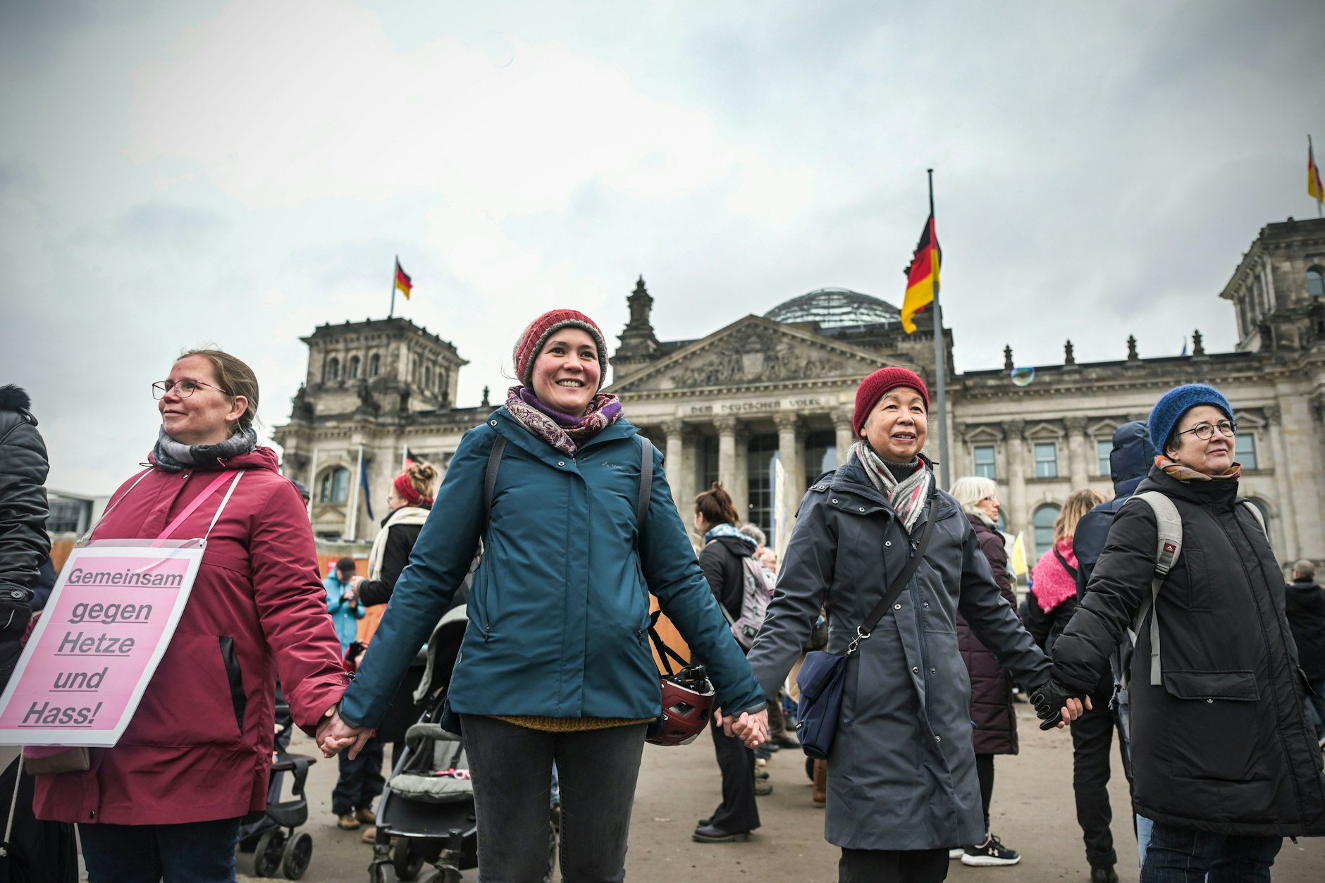 Anfang Februar demonstrierten Zehntausende in Berlin gegen Rechtsextremismus. Auch der Nahostkonflikt spielt bei den Demos immer wieder eine Rolle.