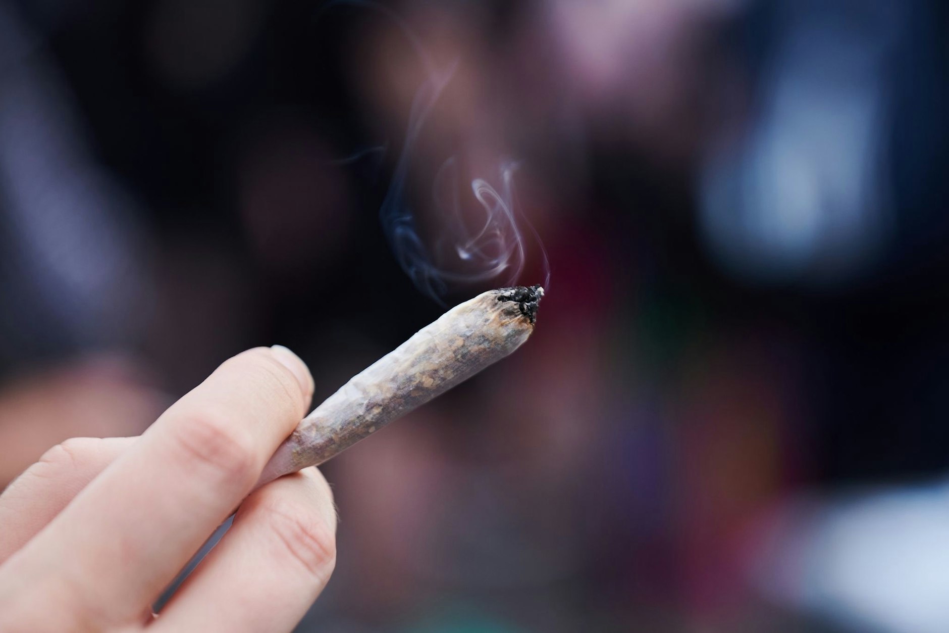 Eine Frau hält einen Joint in der Hand: Mit der Cannabis-Freigabe werden mehr Leute kiffen, sagt ein Richter, der mit der noch verbotenen Droge kein Problem hat.