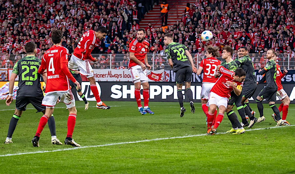 Danilho Doekhi (3.v.l.) traf mit diesem wuchtigen Kopfball zum 1:0-Sieg gegen Wolfsburg.
