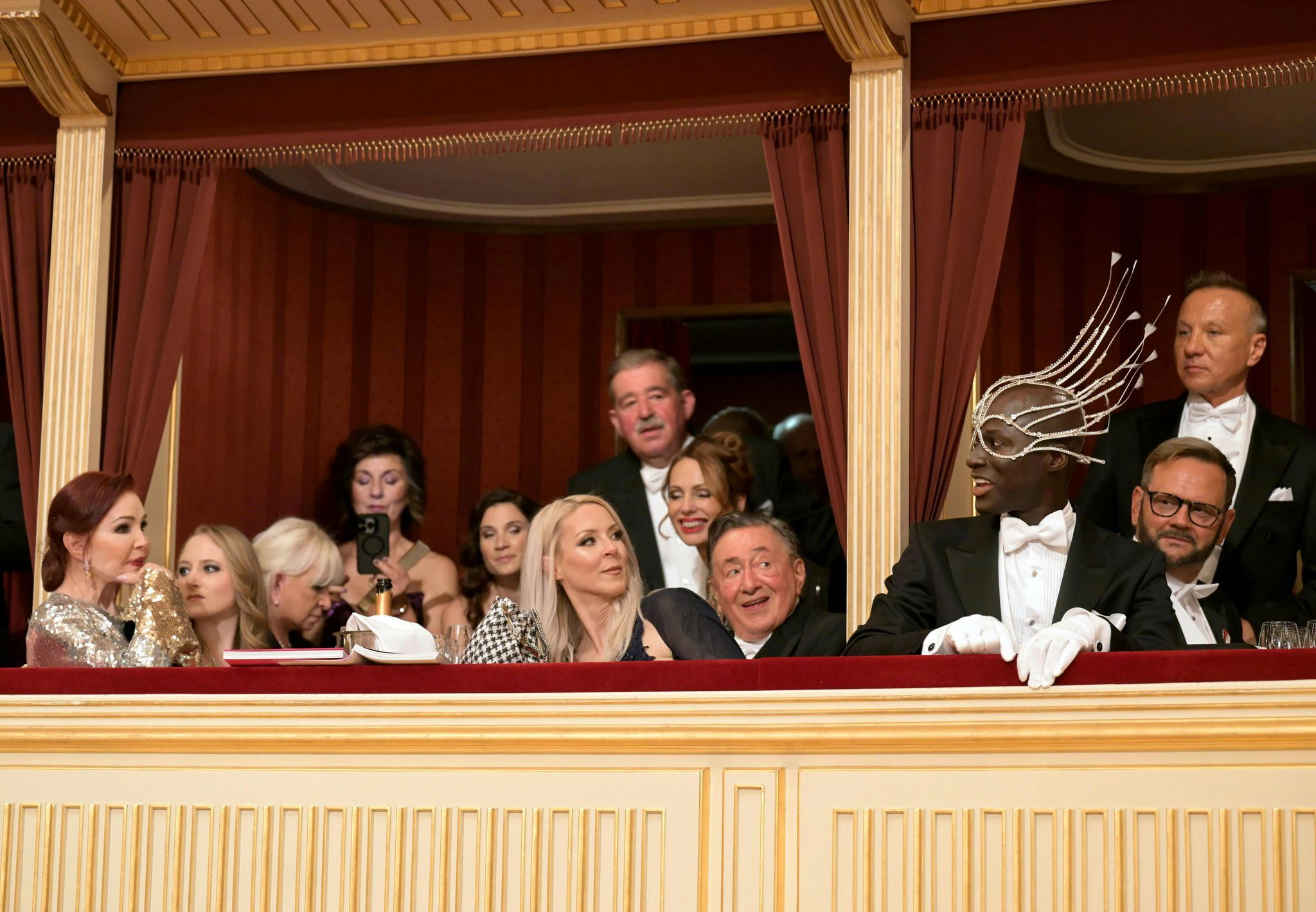 Priscilla Presley (l), Richard Lugner (M) und Model Papis Loveday (3.v.r) zusammen mit anderen Gästen beim Wiener Opernball.  
